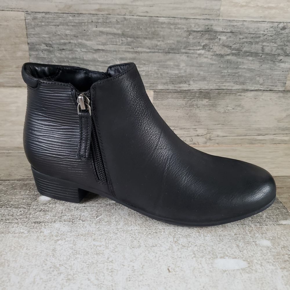 Trotters Major Embossed Womens Ankle Boots Sz 7 N Comfort Black Leather Side Zip